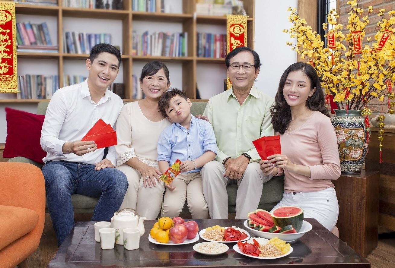 Bao lì xì đỏ tượng trưng cho may mắn, tài lộc và những điều tốt đẹp Bao lì xì đỏ tượng trưng cho may mắn, tài lộc và những điều tốt đẹp
